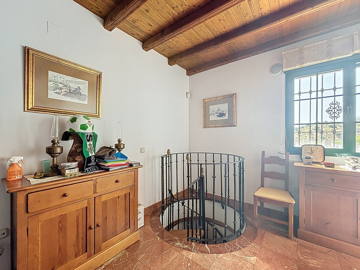 6 Bed Townhouse for sale in La Viñuela Costa Del Sol East, Málaga, Spain