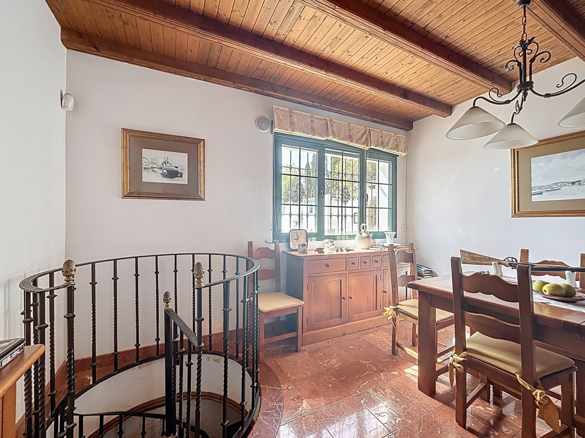6 Bed Townhouse for sale in La Viñuela Costa Del Sol East, Málaga, Spain