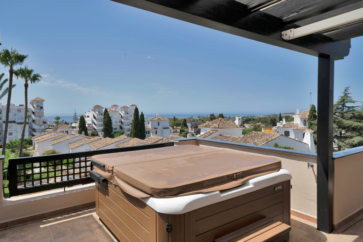 3 Bed Apartment for sale in Nueva Andalucía Costa Del Sol, Málaga, Spain