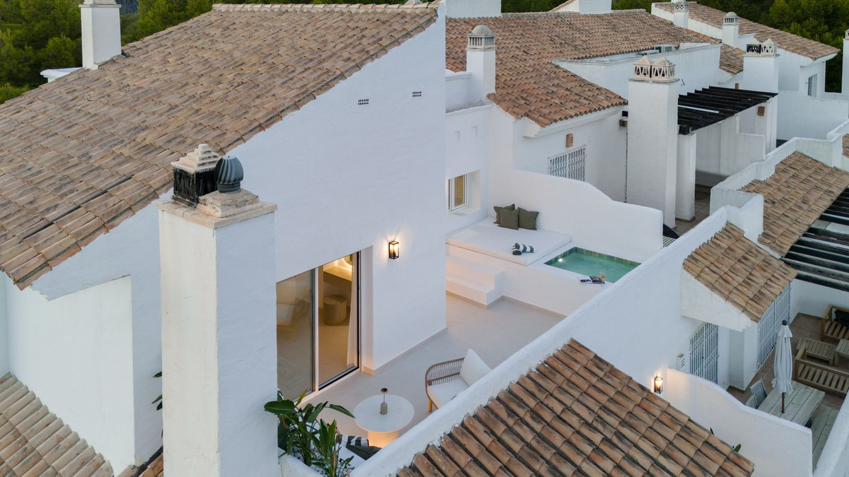 3 Bed Apartment for sale in Nueva Andalucía Costa Del Sol, Málaga, Spain