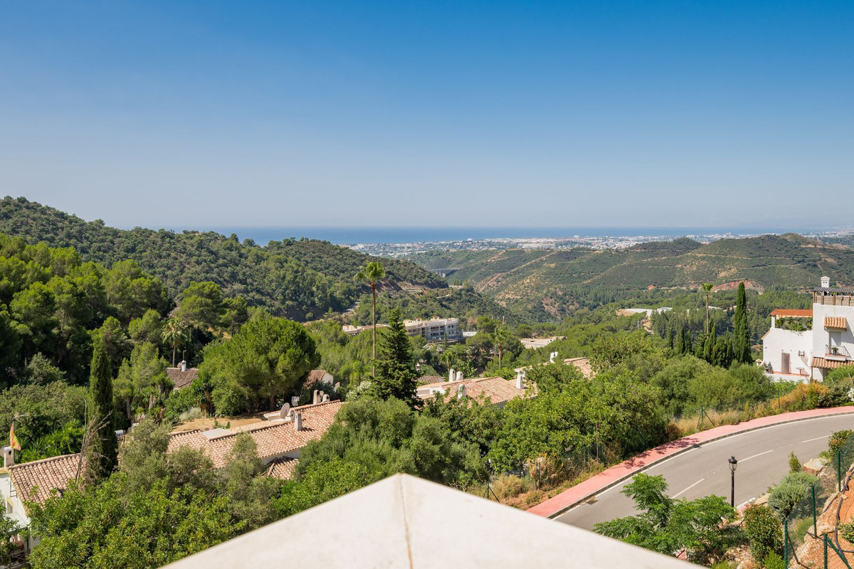 3 Bed Apartment for sale in Istán Costa Del Sol, Málaga, Spain