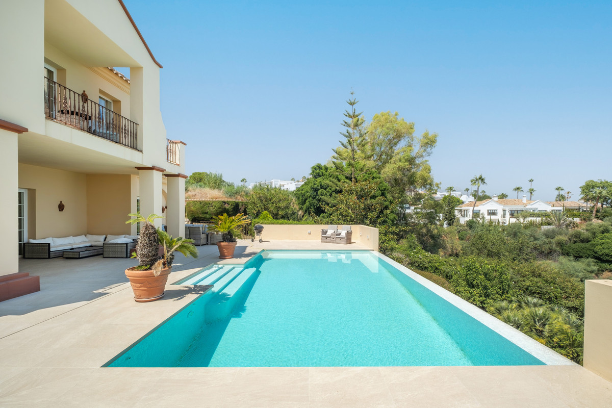 5 Bed Townhouse for sale in Benahavís Costa Del Sol, Málaga, Spain