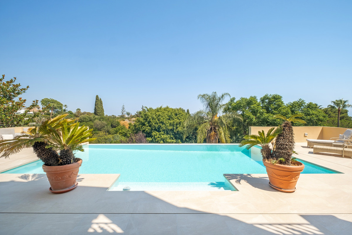 5 Bed Townhouse for sale in Benahavís Costa Del Sol, Málaga, Spain