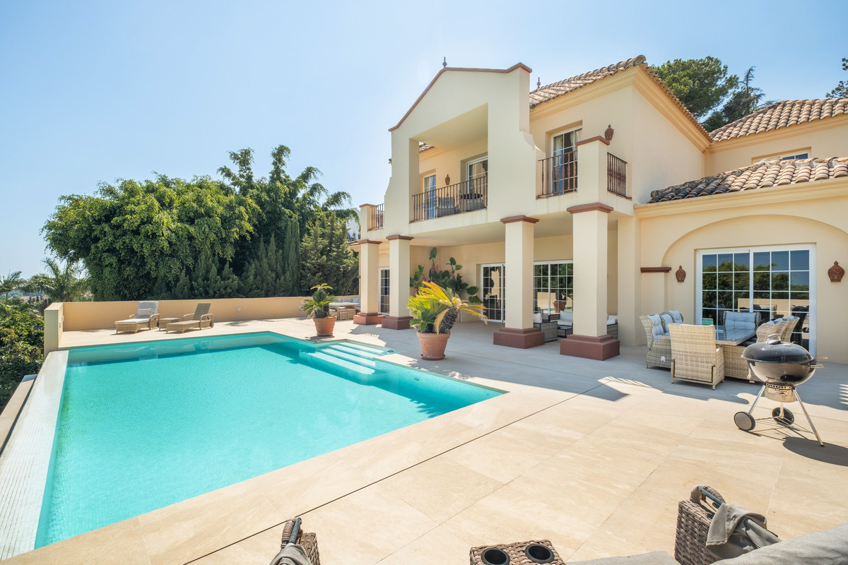 5 Bed Townhouse for sale in Benahavís Costa Del Sol, Málaga, Spain