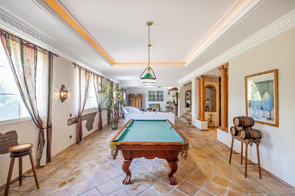 5 Bed Townhouse for sale in Benahavís Costa Del Sol, Málaga, Spain