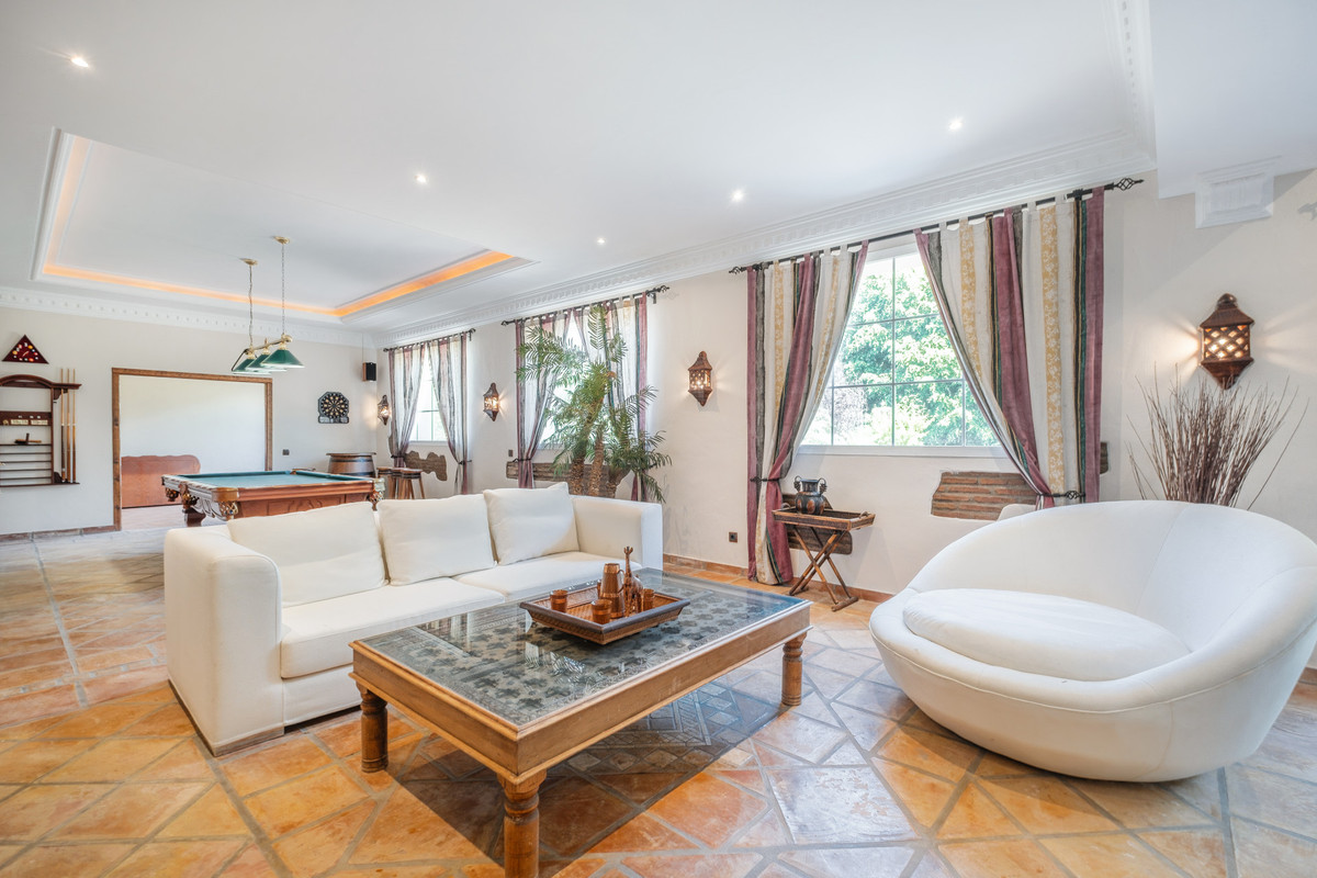 5 Bed Townhouse for sale in Benahavís Costa Del Sol, Málaga, Spain