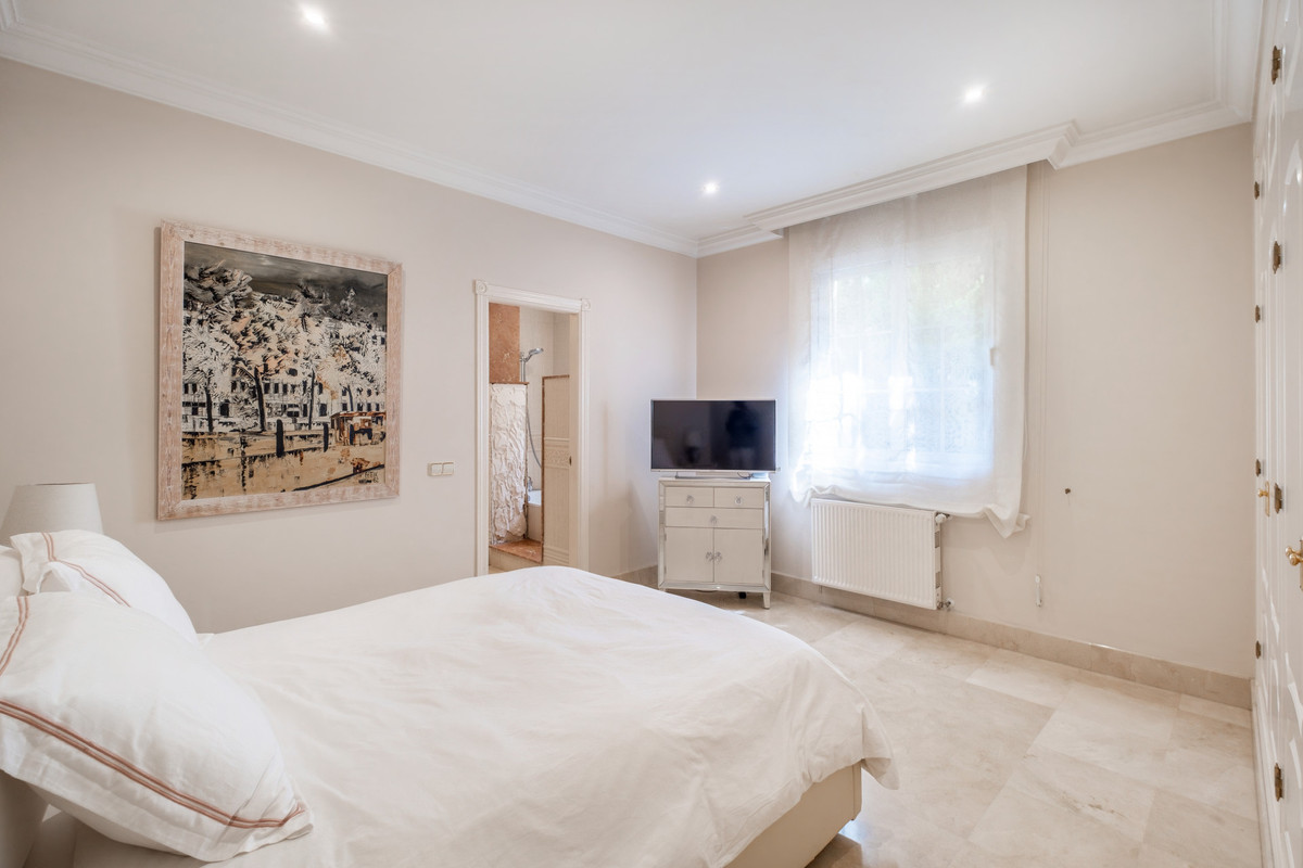 5 Bed Townhouse for sale in Benahavís Costa Del Sol, Málaga, Spain