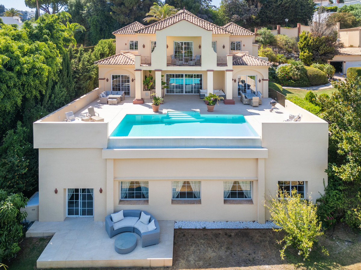5 Bed Townhouse for sale in Benahavís Costa Del Sol, Málaga, Spain