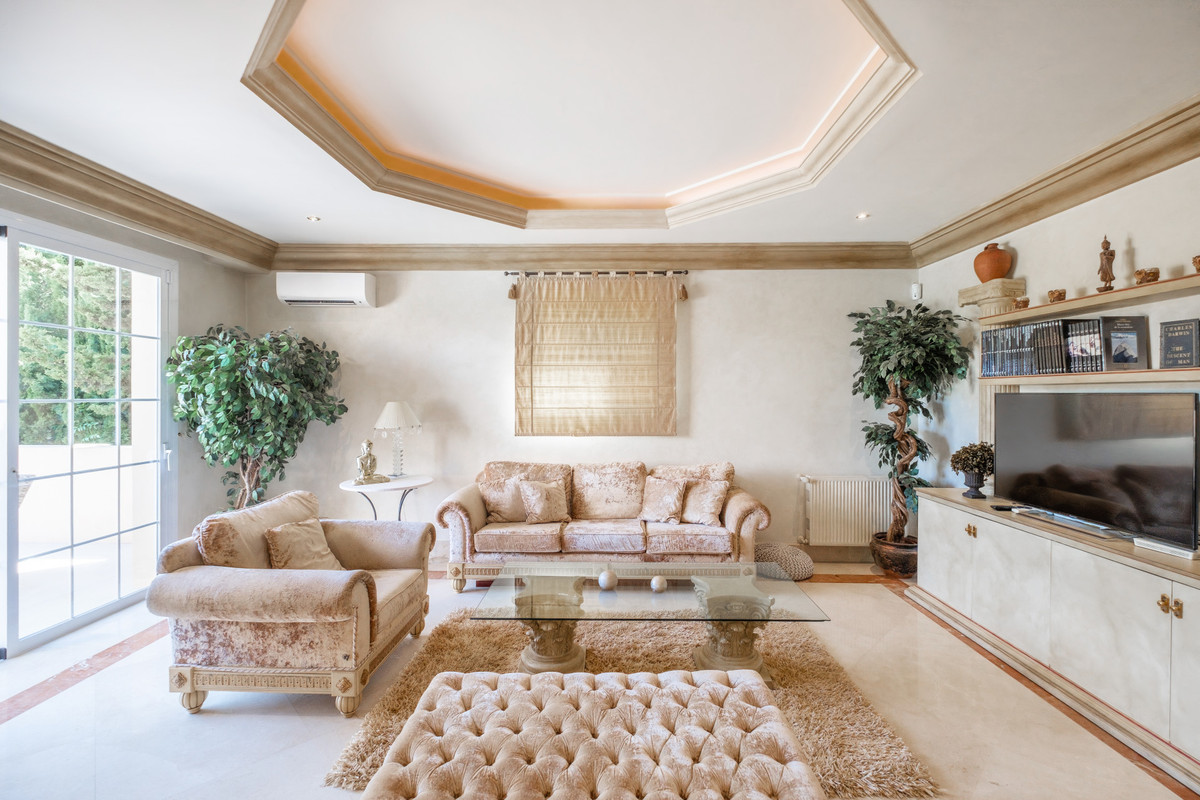 5 Bed Townhouse for sale in Benahavís Costa Del Sol, Málaga, Spain
