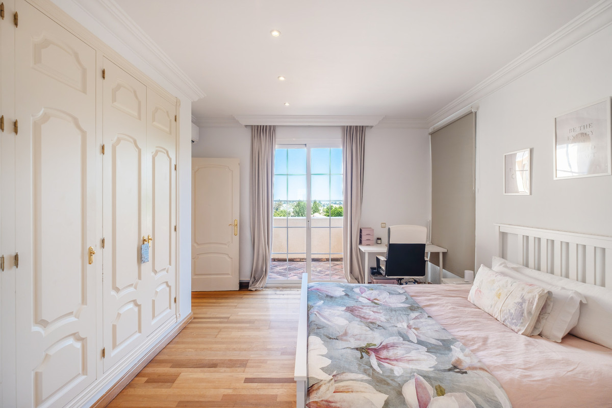 5 Bed Townhouse for sale in Benahavís Costa Del Sol, Málaga, Spain