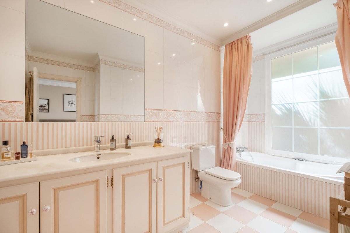 5 Bed Townhouse for sale in Benahavís Costa Del Sol, Málaga, Spain