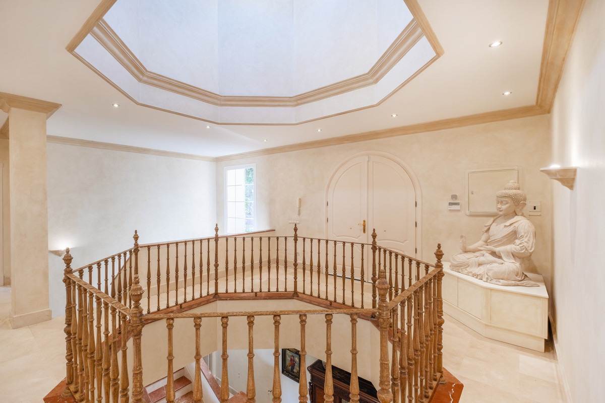 5 Bed Townhouse for sale in Benahavís Costa Del Sol, Málaga, Spain
