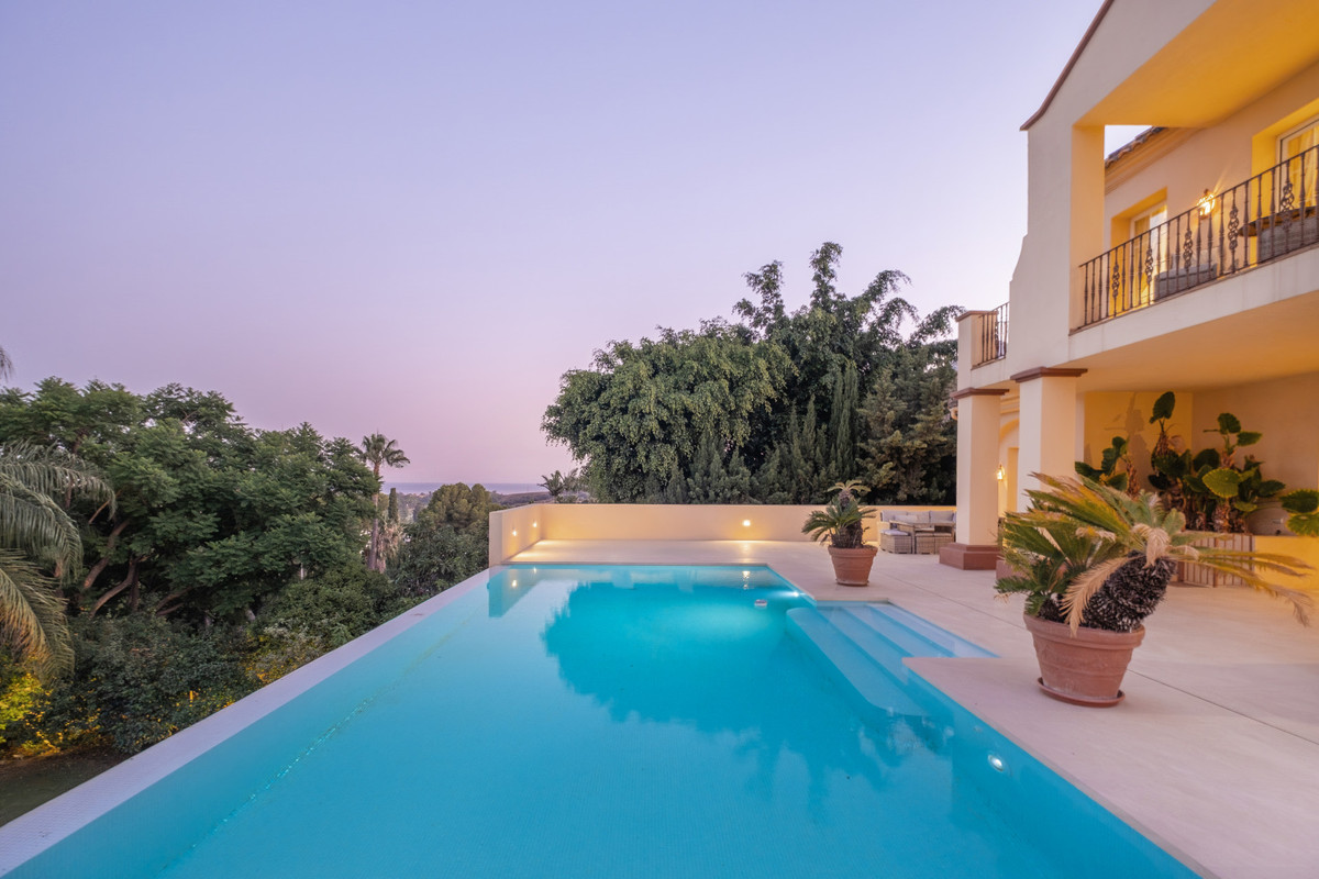 5 Bed Townhouse for sale in Benahavís Costa Del Sol, Málaga, Spain