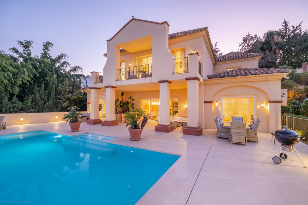 5 Bed Townhouse for sale in Benahavís Costa Del Sol, Málaga, Spain