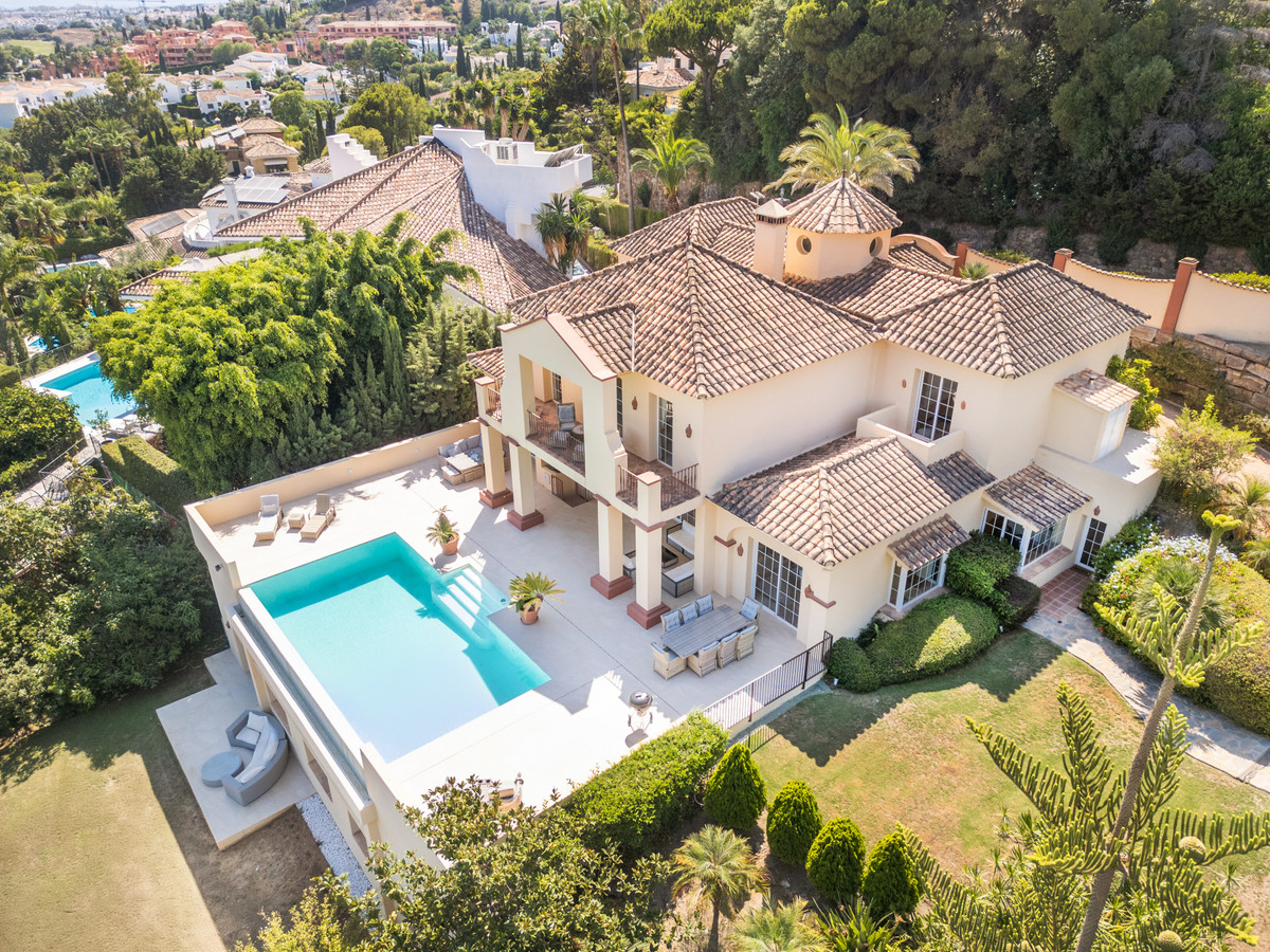 5 Bed Townhouse for sale in Benahavís Costa Del Sol, Málaga, Spain