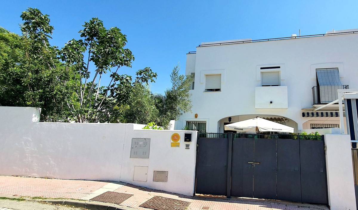 4 Bed Townhouse for sale in Fuengirola Costa Del Sol, Málaga, Spain