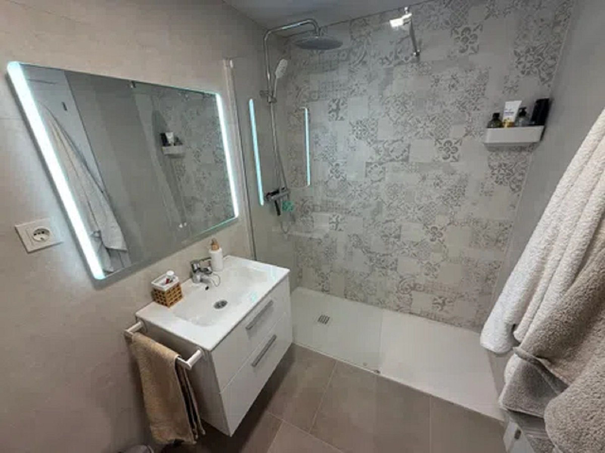 Se vende Apartamento Planta Media de 3 dormitorios en Costa Del Sol, Málaga, España