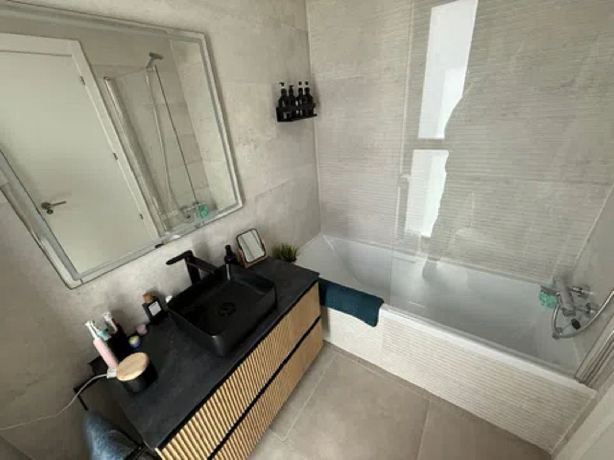 Se vende Apartamento Planta Media de 3 dormitorios en Costa Del Sol, Málaga, España