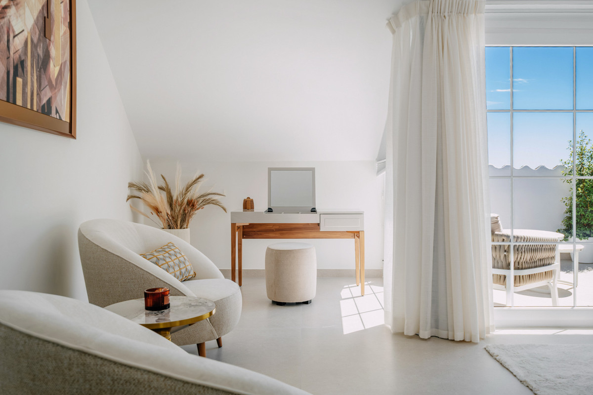 5 Bed Apartment for sale in Nueva Andalucía Costa Del Sol, Málaga, Spain