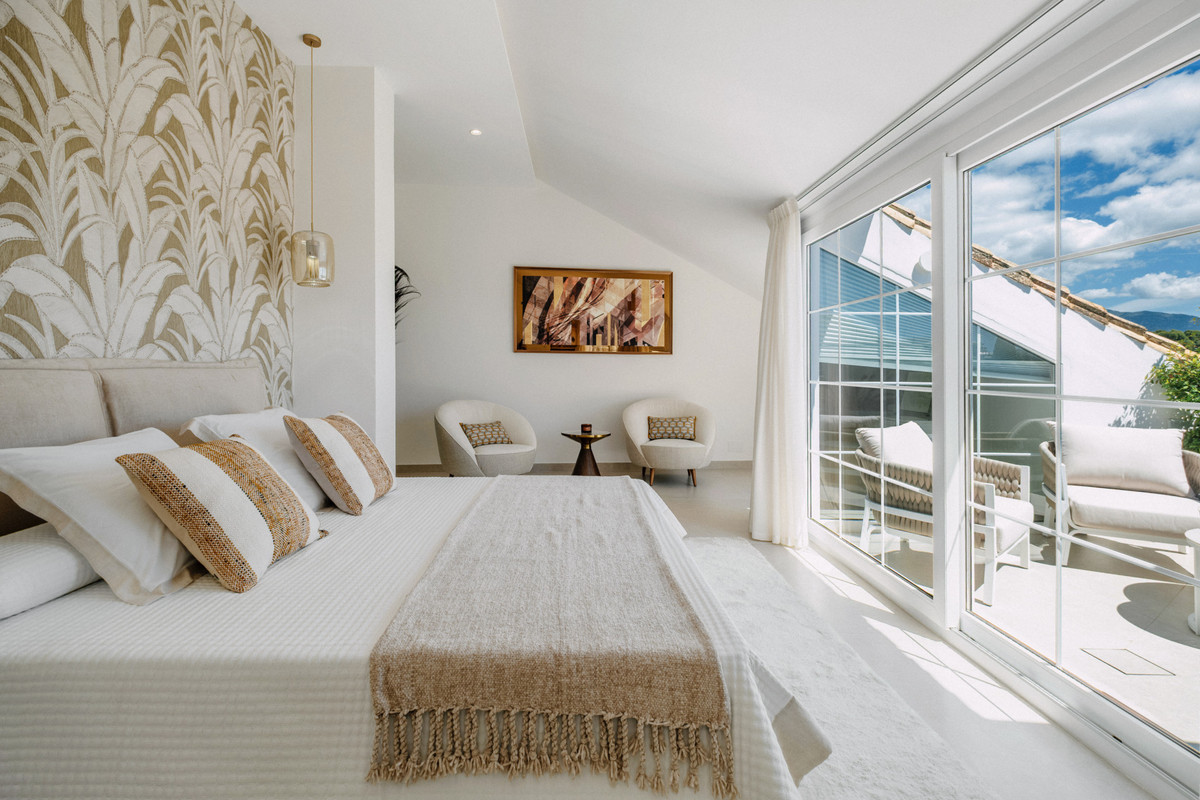 5 Bed Apartment for sale in Nueva Andalucía Costa Del Sol, Málaga, Spain