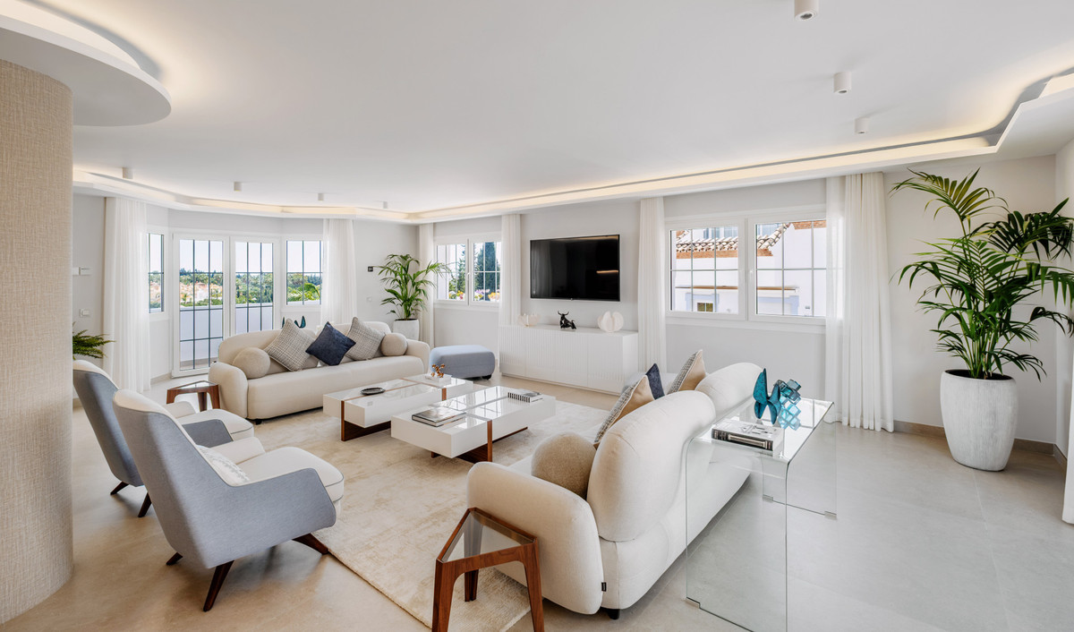 5 Bed Apartment for sale in Nueva Andalucía Costa Del Sol, Málaga, Spain