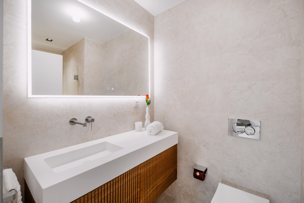 5 Bed Apartment for sale in Nueva Andalucía Costa Del Sol, Málaga, Spain