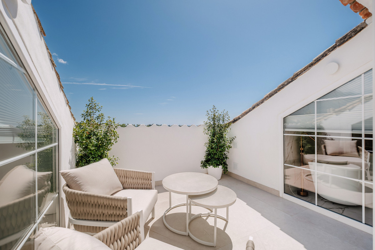 5 Bed Apartment for sale in Nueva Andalucía Costa Del Sol, Málaga, Spain