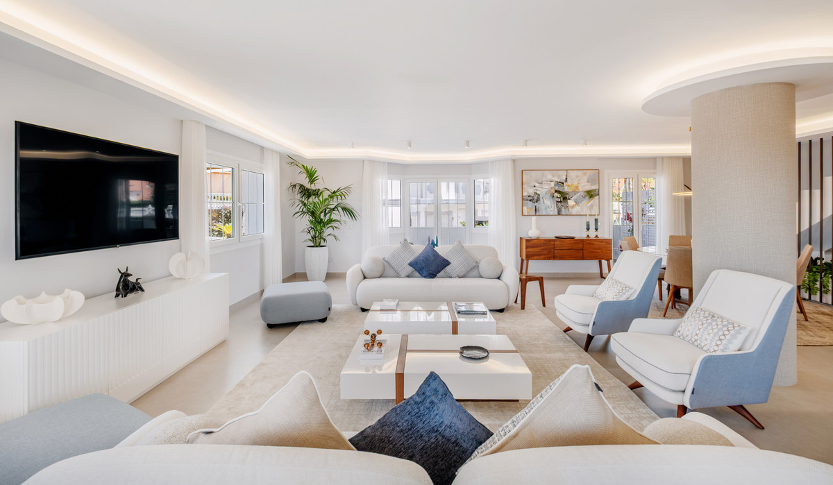 5 Bed Apartment for sale in Nueva Andalucía Costa Del Sol, Málaga, Spain