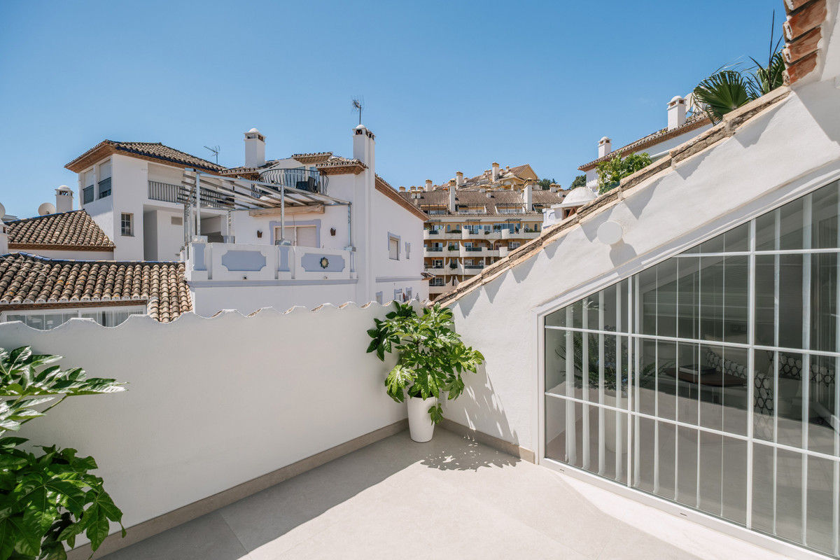 5 Bed Apartment for sale in Nueva Andalucía Costa Del Sol, Málaga, Spain