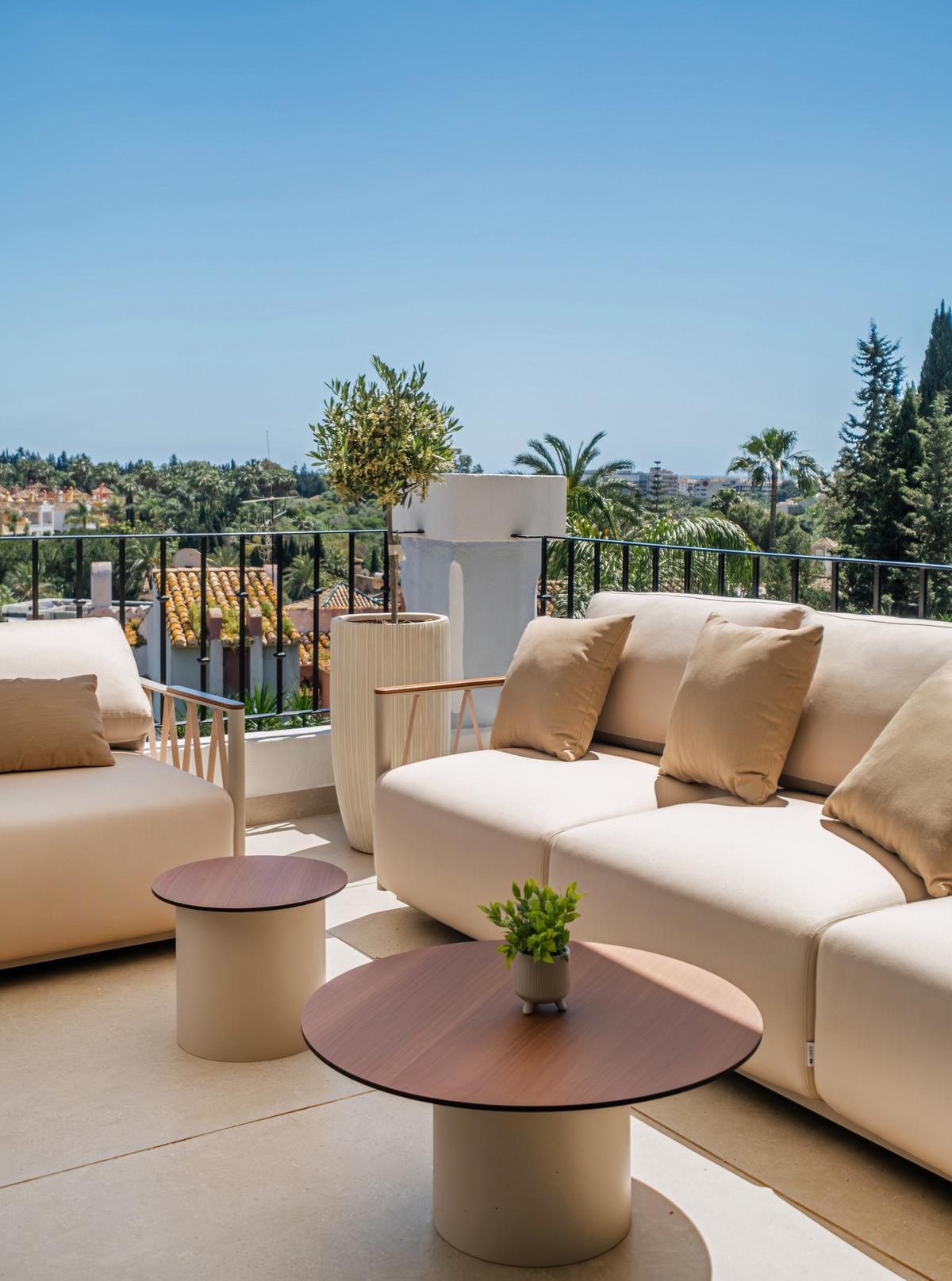5 Bed Apartment for sale in Nueva Andalucía Costa Del Sol, Málaga, Spain