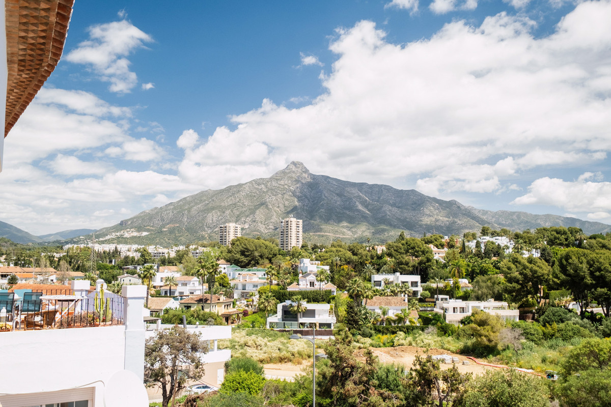5 Bed Apartment for sale in Nueva Andalucía Costa Del Sol, Málaga, Spain