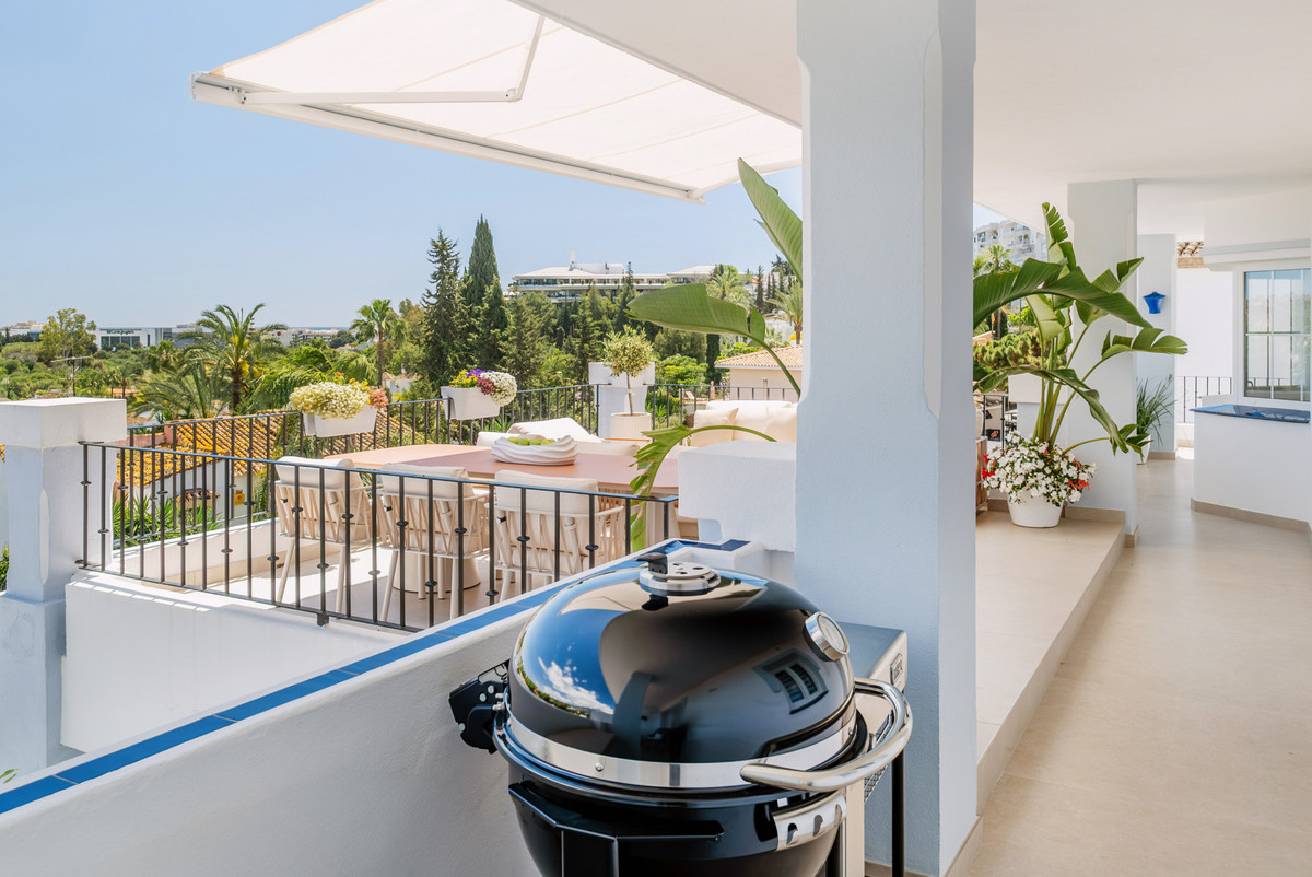 5 Bed Apartment for sale in Nueva Andalucía Costa Del Sol, Málaga, Spain