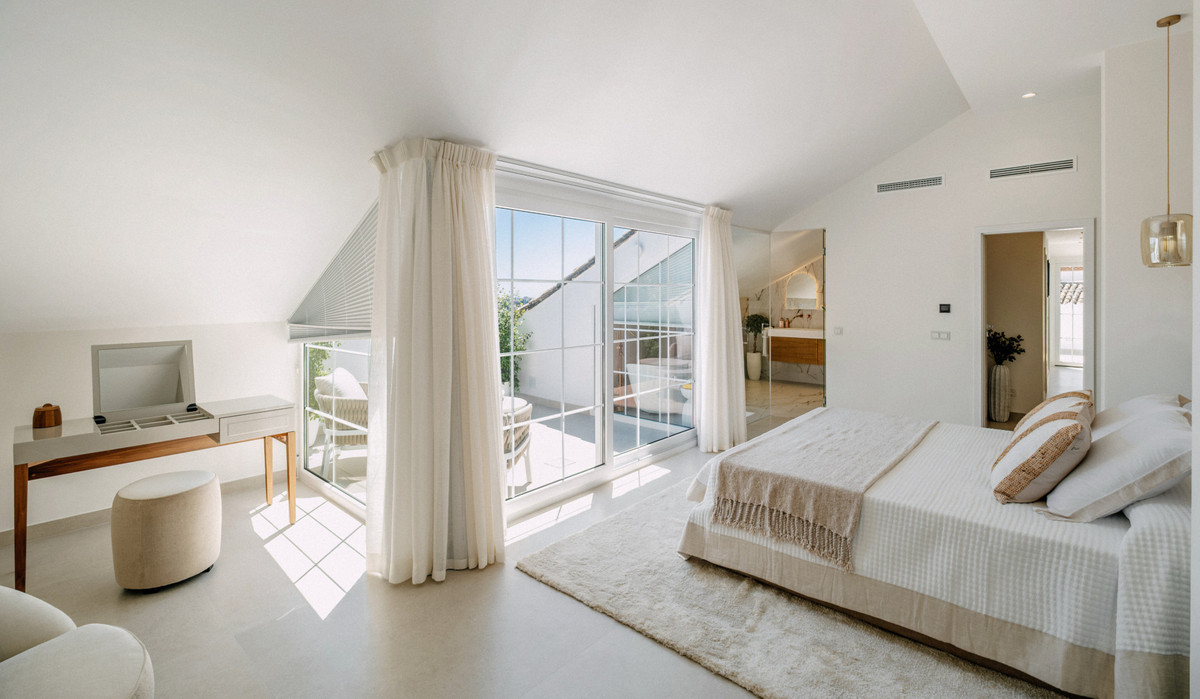 5 Bed Apartment for sale in Nueva Andalucía Costa Del Sol, Málaga, Spain