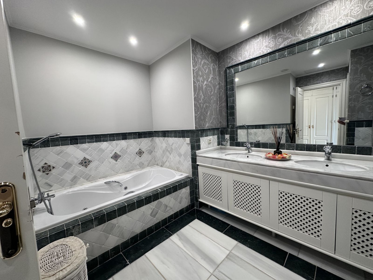 4 Bed Apartment for sale in The Golden Mile Costa Del Sol, Málaga, Spain