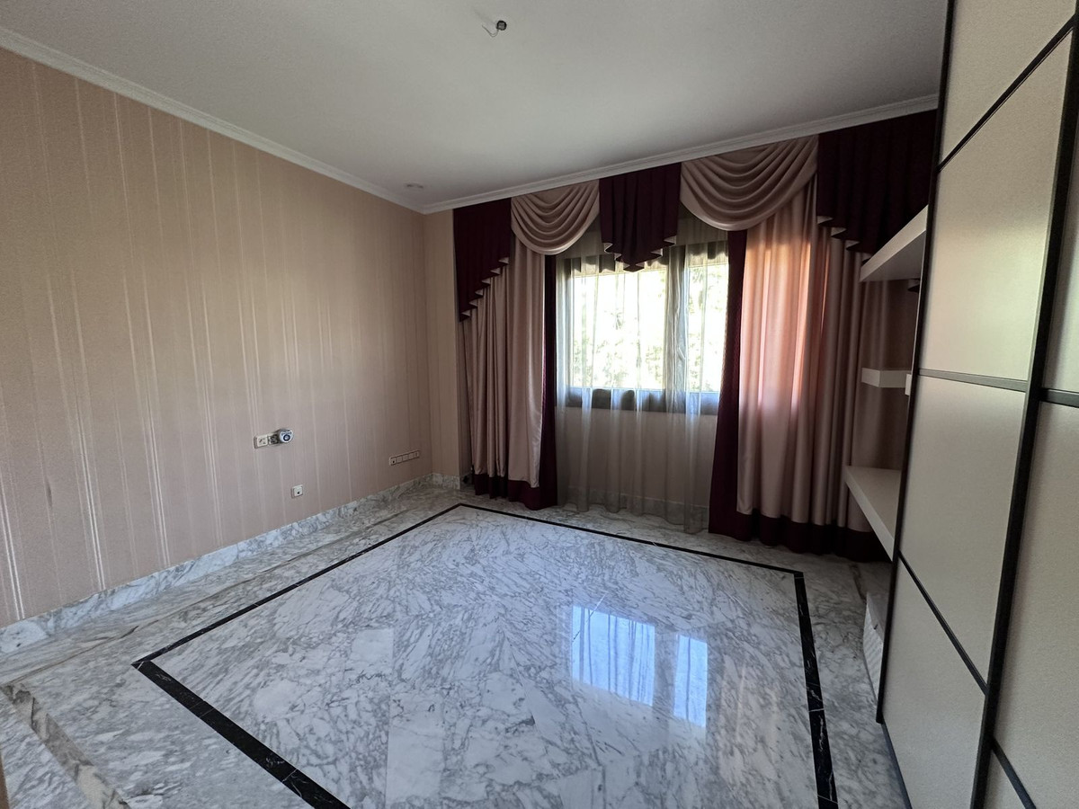 4 Bed Apartment for sale in The Golden Mile Costa Del Sol, Málaga, Spain
