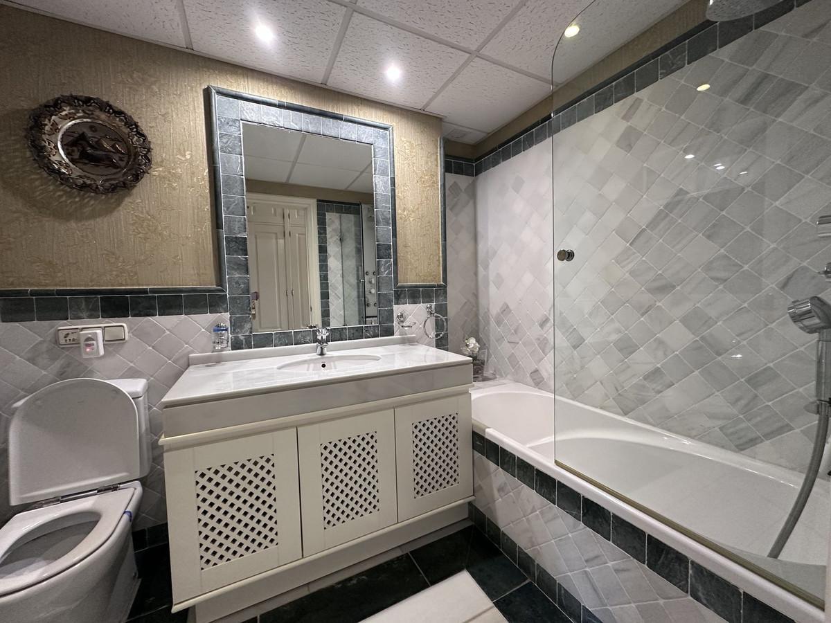 4 Bed Apartment for sale in The Golden Mile Costa Del Sol, Málaga, Spain