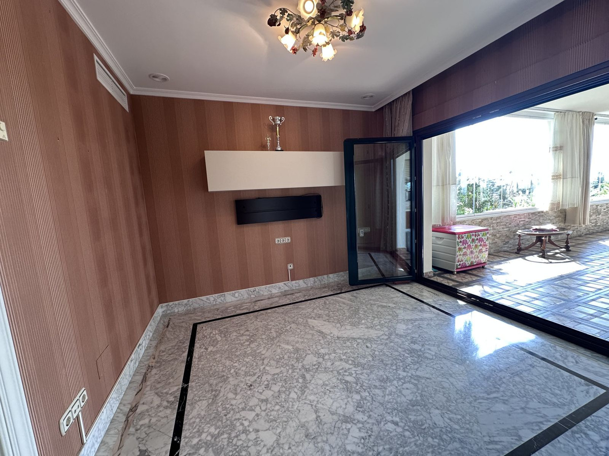4 Bed Apartment for sale in The Golden Mile Costa Del Sol, Málaga, Spain