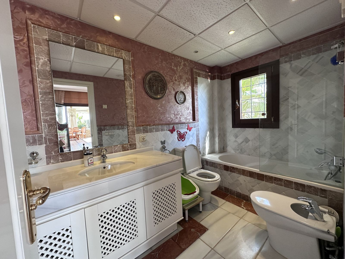 4 Bed Apartment for sale in The Golden Mile Costa Del Sol, Málaga, Spain