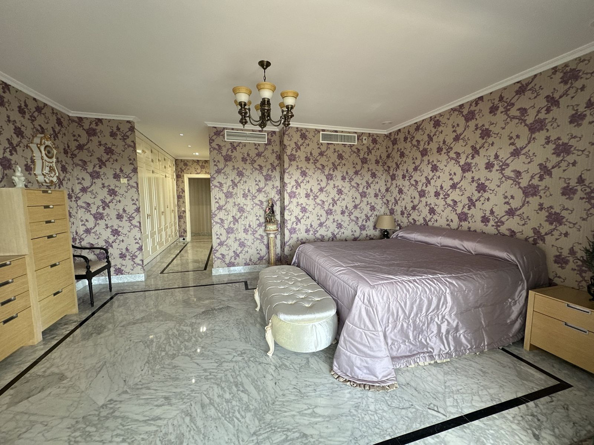 4 Bed Apartment for sale in The Golden Mile Costa Del Sol, Málaga, Spain
