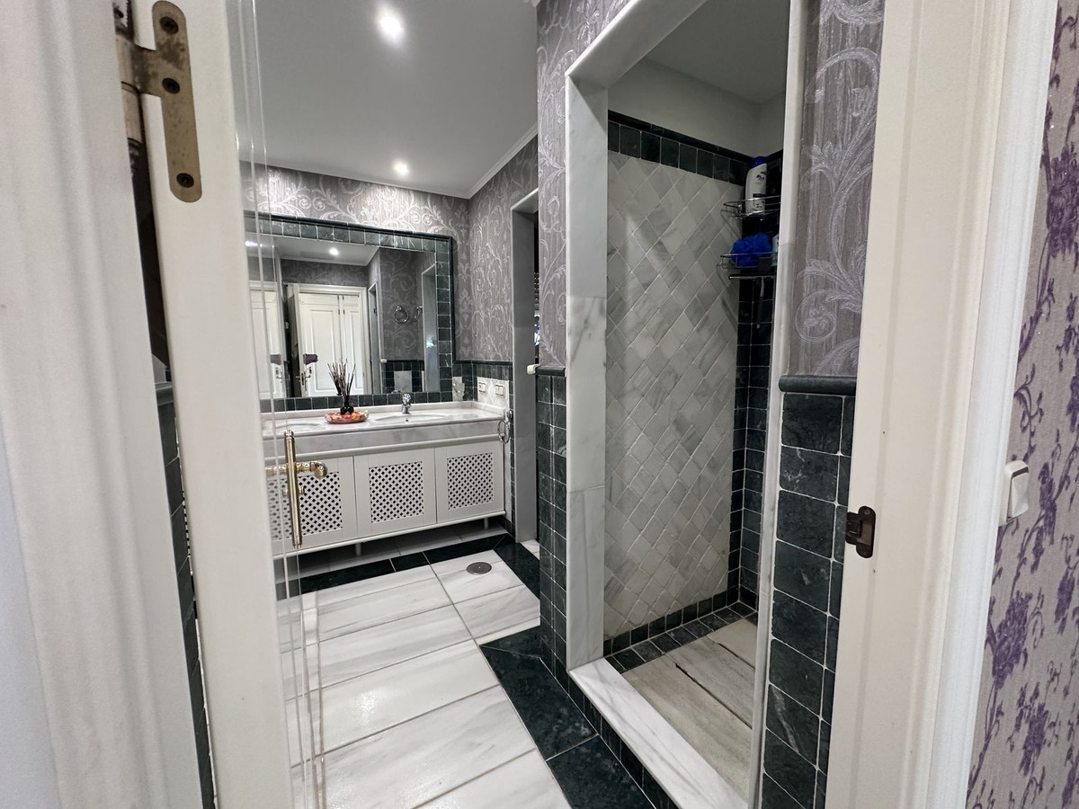 4 Bed Apartment for sale in The Golden Mile Costa Del Sol, Málaga, Spain