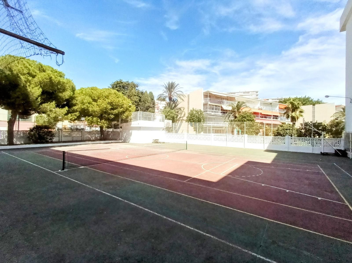 4 Bed Apartment for sale in La Carihuela Costa Del Sol, Málaga, Spain