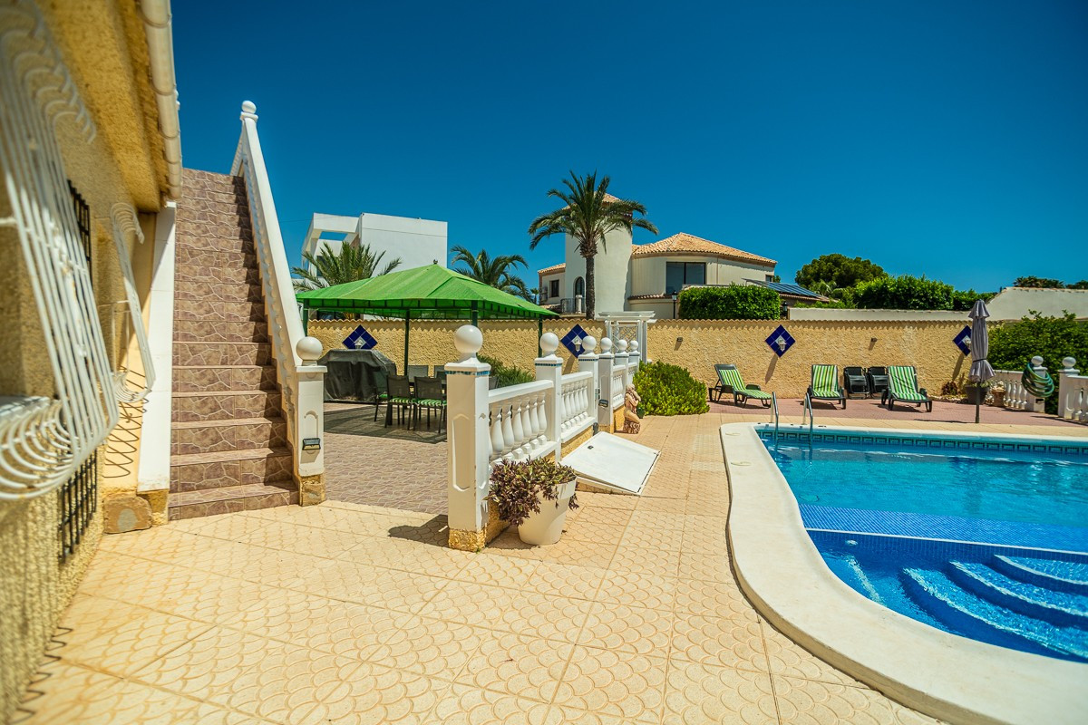 Se vende Villa - Chalet de 3 dormitorios en Costa Blanca, Alicante, España