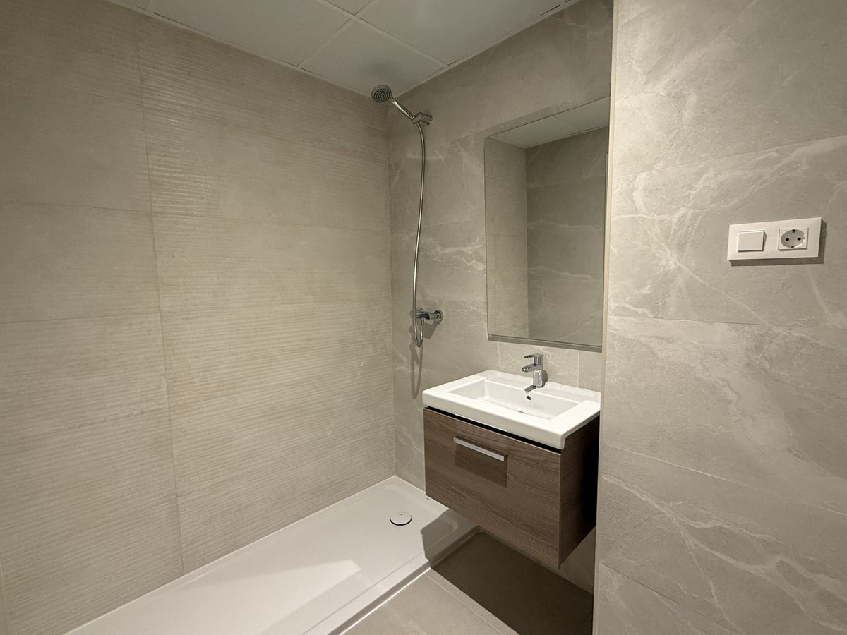 Se vende Apartamento Planta Media de 2 dormitorios en Costa Del Sol, Málaga, España