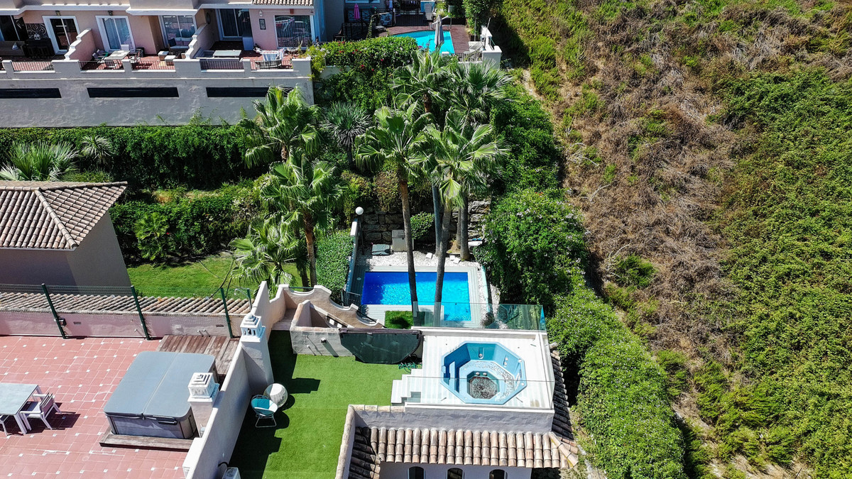 4 Bed Townhouse for sale in La Duquesa Costa Del Sol, Málaga, Spain