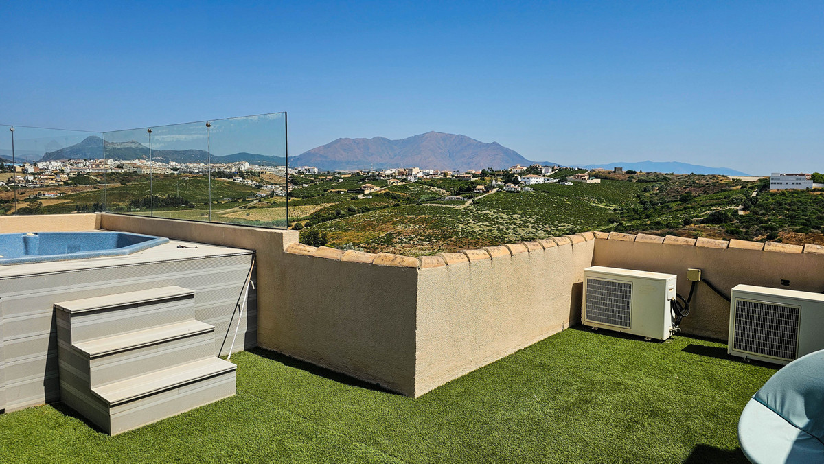 4 Bed Townhouse for sale in La Duquesa Costa Del Sol, Málaga, Spain