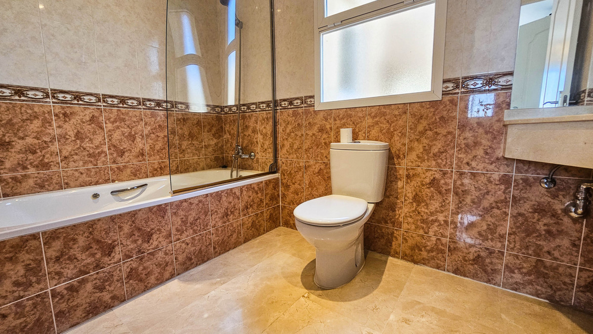 4 Bed Townhouse for sale in La Duquesa Costa Del Sol, Málaga, Spain