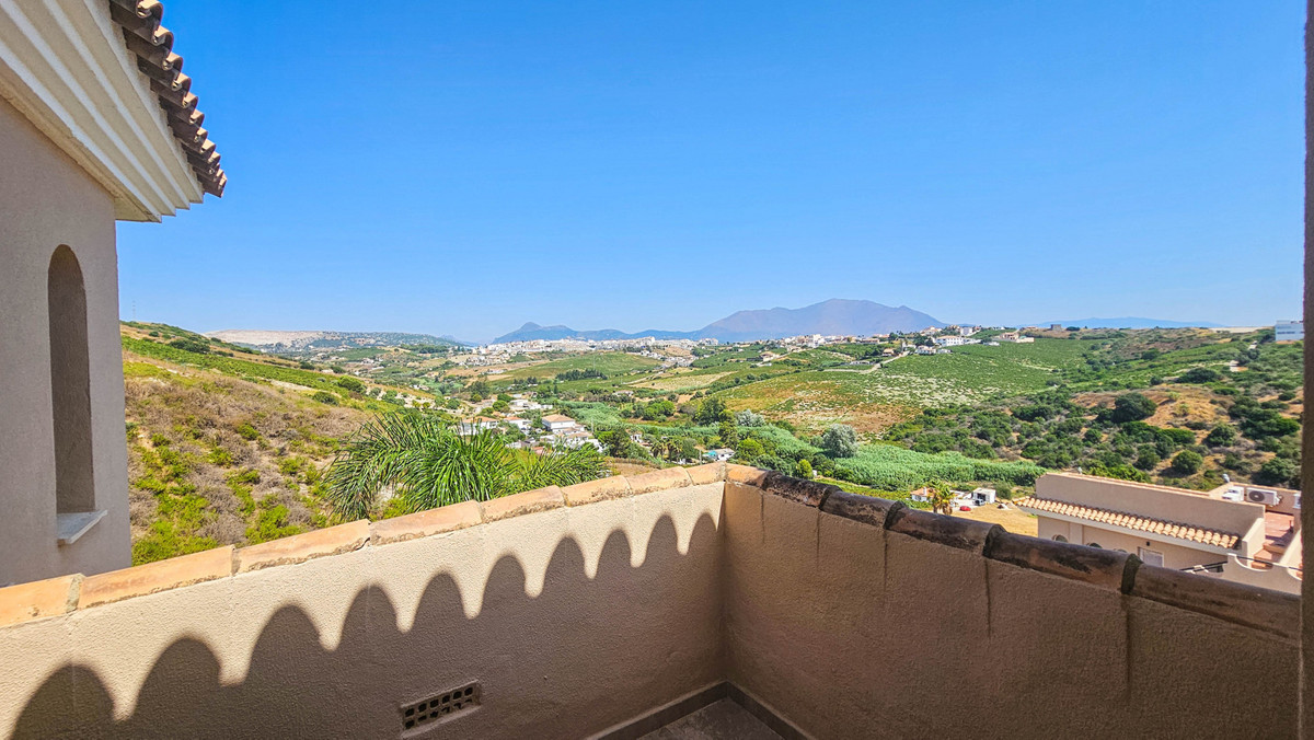4 Bed Townhouse for sale in La Duquesa Costa Del Sol, Málaga, Spain