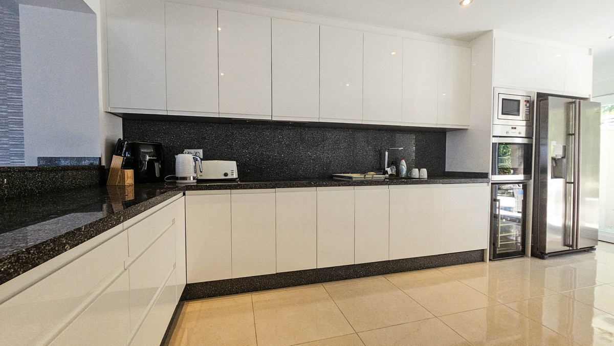 4 Bed Townhouse for sale in La Duquesa Costa Del Sol, Málaga, Spain