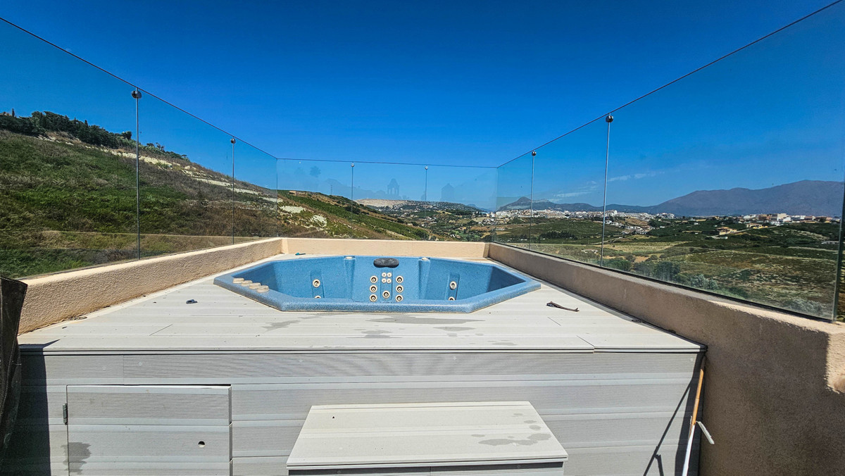 4 Bed Townhouse for sale in La Duquesa Costa Del Sol, Málaga, Spain