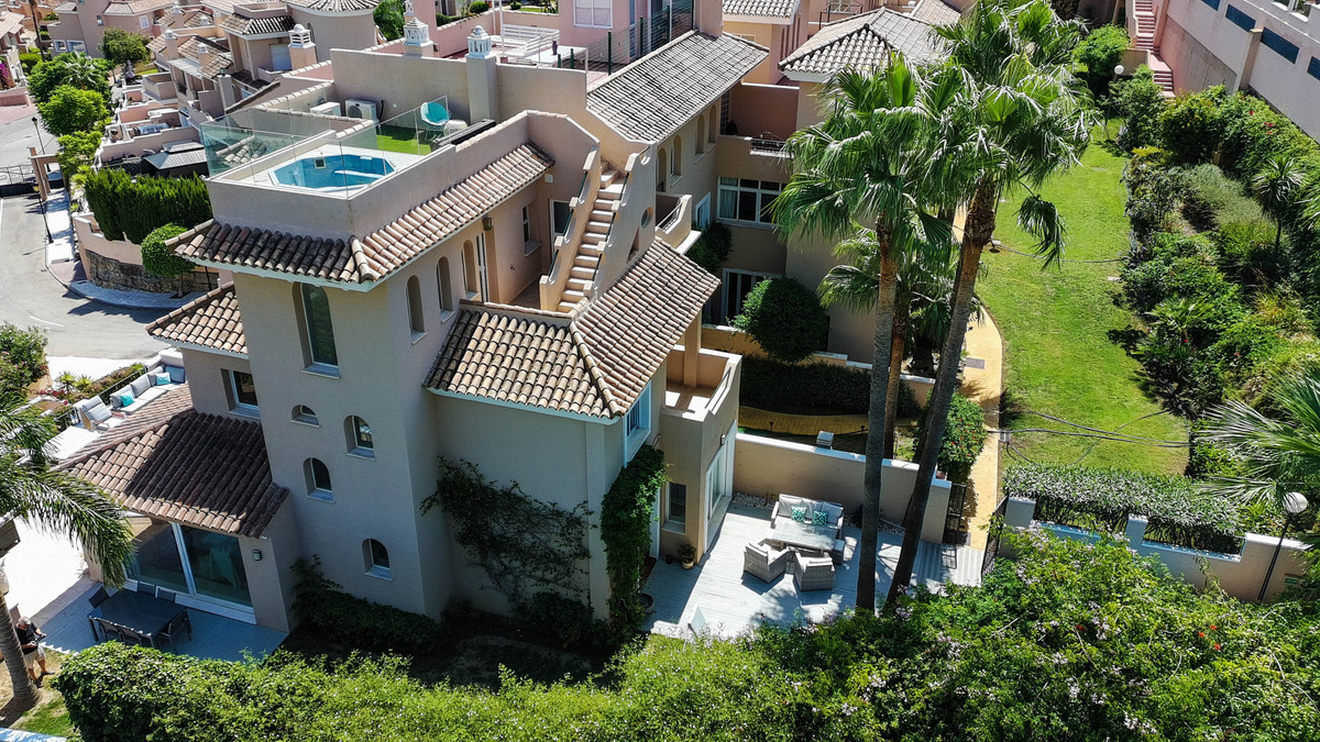 4 Bed Townhouse for sale in La Duquesa Costa Del Sol, Málaga, Spain